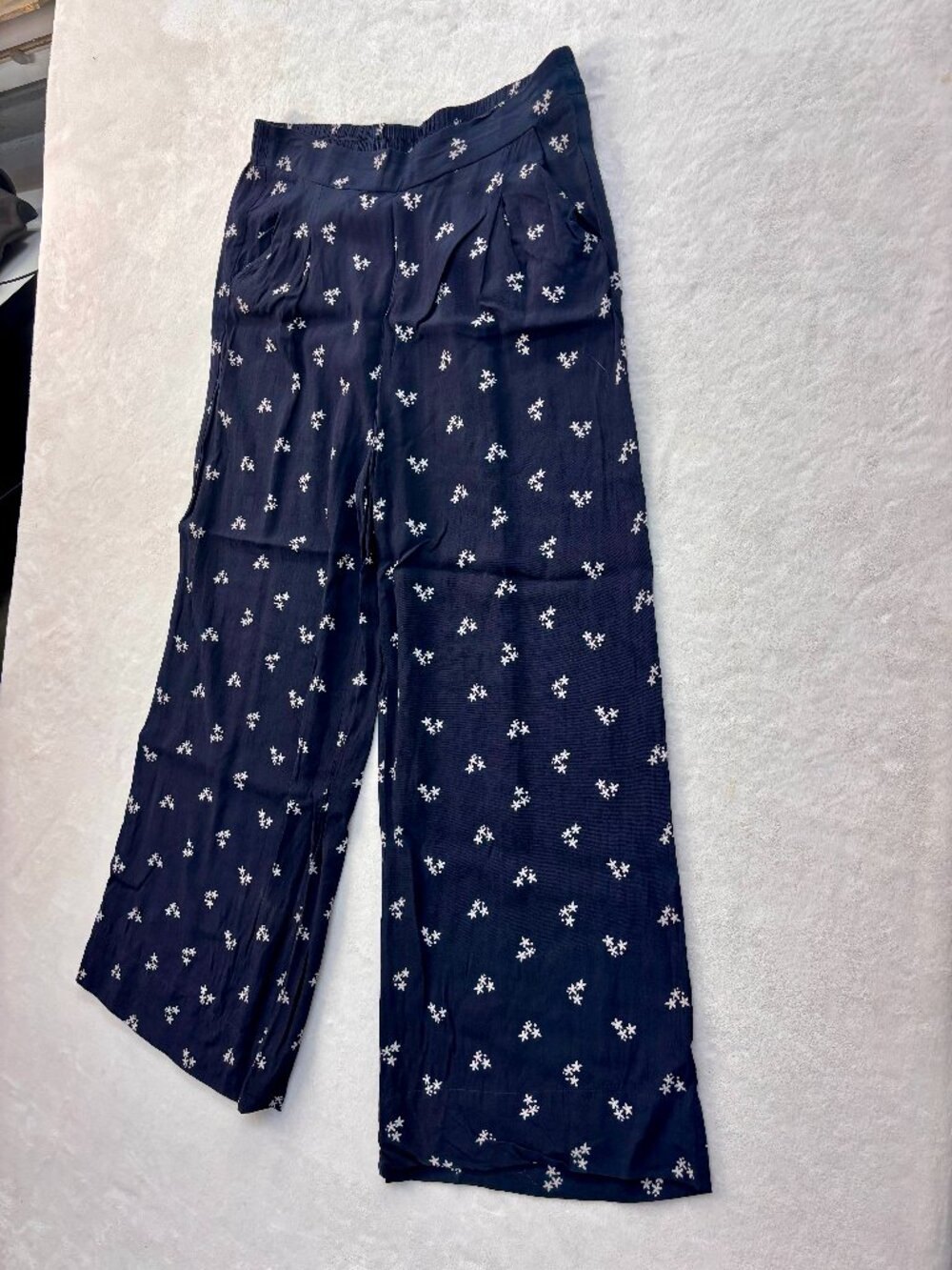 Cabi Women's Navy Floral Baggy Pants --- Size: Large --- Great Condition!!
